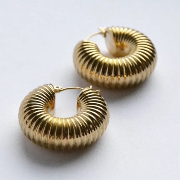 Gold plated ribbed earrings - Picture 4 of 4